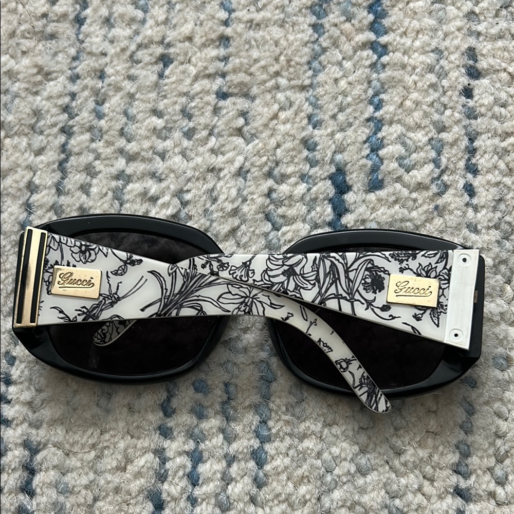 Gucci Black Lens White Floral-Print Rectangular Sunglasses with Gold Logo